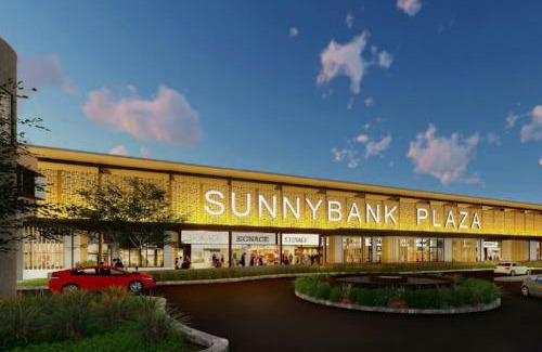 Sunnybank House | Grand Luxe Oasis Prime Location Balcony and Patio