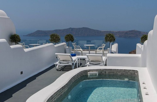 Imerovigli House | Grand Luxury Suite with indoor Pool & outdoor Hot tub at Pegasus Suites & Spa