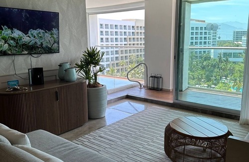 Centro Hotel | Grand Luxxe is a sophisticated getaway to the most discerning palates.