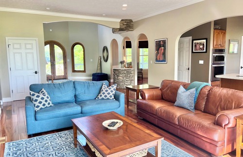 Hendersonville House | Grand Mountain Getaway near Dupont~Hendersonville, NC