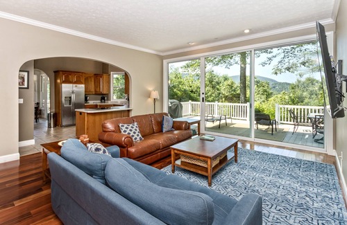 Hendersonville House | Grand Mountain Getaway near Dupont~Hendersonville, NC