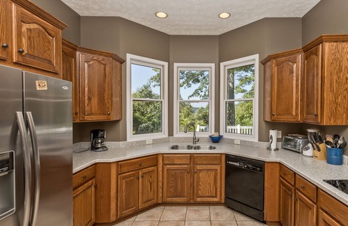 Hendersonville House | Grand Mountain Getaway near Dupont-Hendersonville, NC by Sunscape Property Management