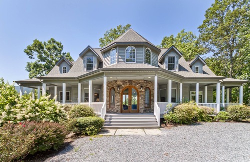 Hendersonville House | Grand Mountain Getaway near Dupont-Hendersonville, NC by Sunscape Property Management