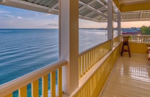 Isla de Utila House | Grand Oceanfront Home With Private Spa, Spacious Living Areas, Stunning Views