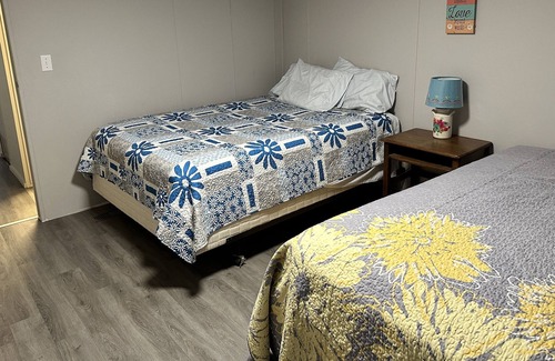 Cleora House | Grand Relaxing! 2 min walk to docks & restaurant with patio & bar!
