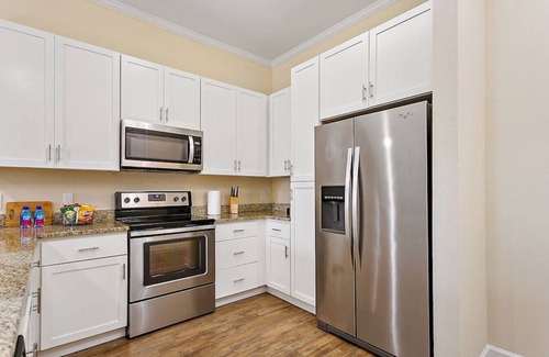 Southside Apartment | Grand Retreat w/Pool, Gym, Tennis Court, King Bed