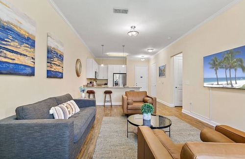Southside Apartment | Grand Retreat w/Pool, Gym, Tennis Court, King Bed