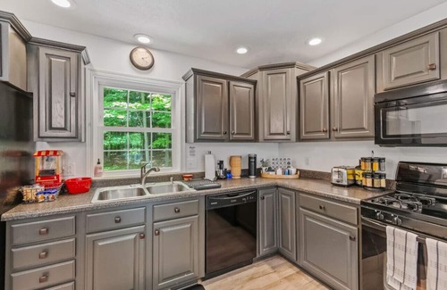 Howard House | Grand Ridge Grove: 3BR, 2.5BA Gathering Home