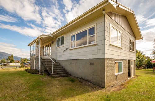 Te Anau Cottage | Grand View - Te Anau Holiday Home