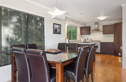 Kawaha Point House | Grand Vue Bliss - Rotorua Holiday Home