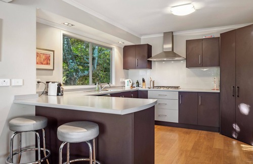 Kawaha Point House | Grand Vue Bliss - Rotorua Holiday Home
