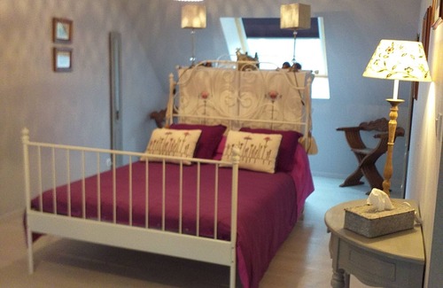 Saint-Broladre Bed & Breakfast | Grande Chambre de Charme Avec Bain à Remous Extérieur