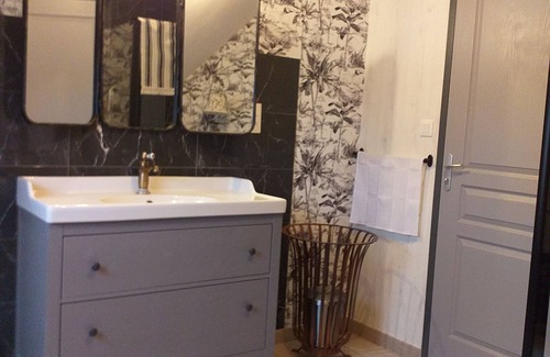 Saint-Broladre Bed & Breakfast | Grande Chambre de Charme Avec Bain à Remous Extérieur
