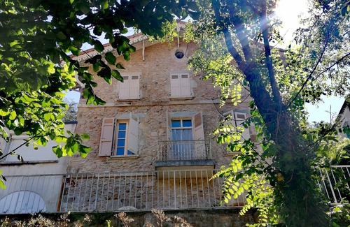 Vals-les-Bains Bed & Breakfast | Grande Chambre Dans Belle Maison Avec Petit déj Proche des Thermes et du Casino
