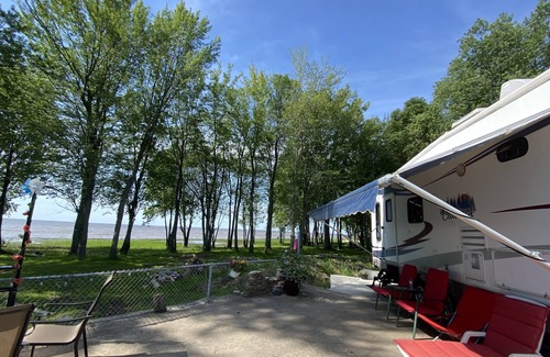 Mauricie House | Grande Roulotte Luxe Cardinal Devant le Fleuve St-laurent