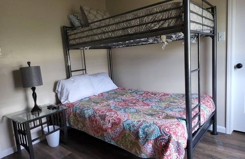 Hoyt House | Grandma's Place - Perfect for get togethers, backyard grilling, & close to water