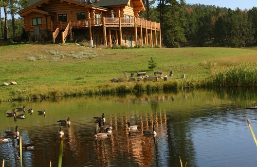 Custer House | Grandpa’s Place. Exclusive, Stunning, Private Log Home. Firepit & Pond.