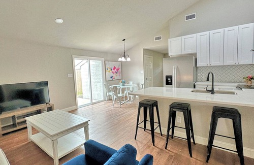 The Colony House | Grandscapes! Centrally located near The Colony Shoreline, No Chores