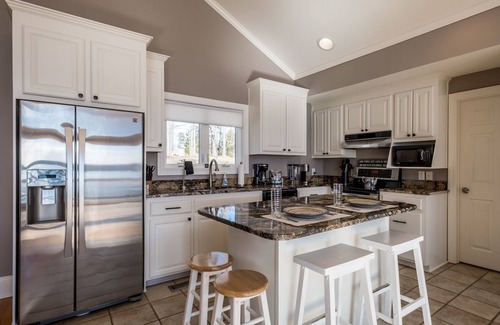 Henrico House | Grandview Lodge | Magnificent Main Lake Views | 3 Night Min