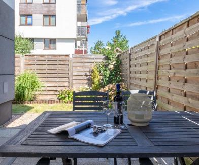 Fabryczna Apartment | Graniczna Apartment Garden Suite - ProperUNIT