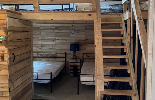 Corinth Cabin | Granna's Place: Rustic Charm & Comfort for Large Groups