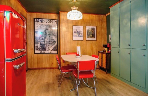 Paris House | Granny’s House-A Groovy Getaway with Poker Shed! Walk to Walker Disc Golf Park!