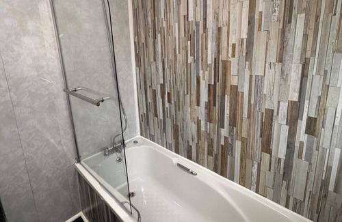 Newcastle-upon-Tyne House | Grantham House - Sleeps 6 - Pet friendly - Parking