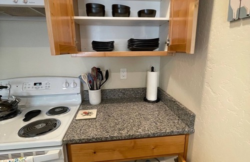 Grants Pass Apartment | Grants Pass Fully Furnished Private Duplex w/Yard