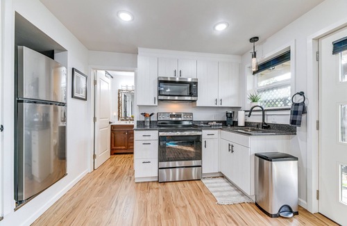 Grants Pass Apartment | Grants Pass Retreat w/Hot Tub & Mountain Views!