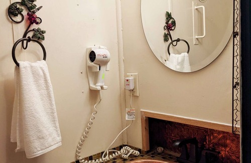Sequim Hotel | Grape Escape at Olympic Railway Inn - Pet Friendly