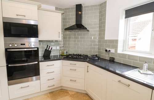 Oldland Common House | GRAPEVINE HOUSE, family friendly, with a garden in Balsall Common