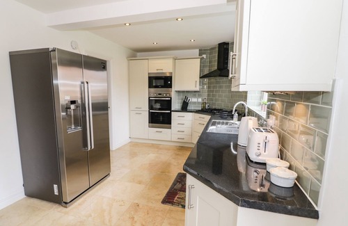 Oldland Common House | GRAPEVINE HOUSE, family friendly, with a garden in Balsall Common