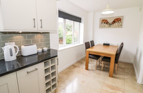 Oldland Common House | GRAPEVINE HOUSE, family friendly, with a garden in Balsall Common