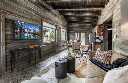 Last Chance House | Grasshoppers Escape|Cozy Cabin, World Class Fishing, Firepit, 30m Yellowstone