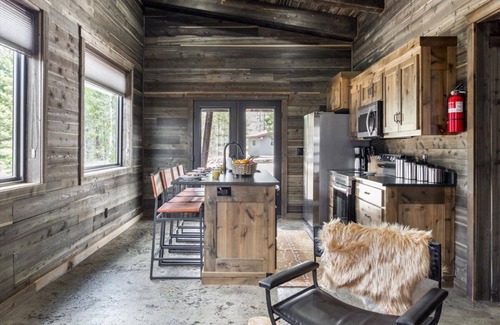 Last Chance House | Grasshoppers Escape|Cozy Cabin, World Class Fishing, Firepit, 30m Yellowstone