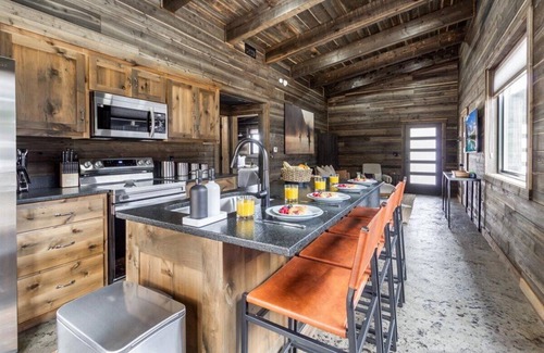 Last Chance House | Grasshoppers Escape|Cozy Cabin, World Class Fishing, Firepit, 30m Yellowstone