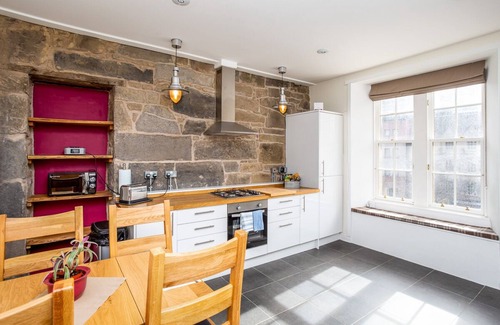 Old Town Apartment | Grassmarket apartment with views to Edinburgh Castle - two bedrooms