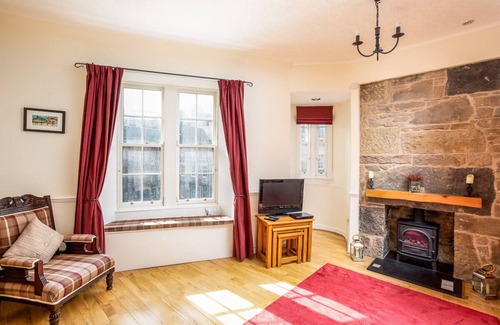 Old Town Apartment | Grassmarket apartment with views to Edinburgh Castle - two bedrooms