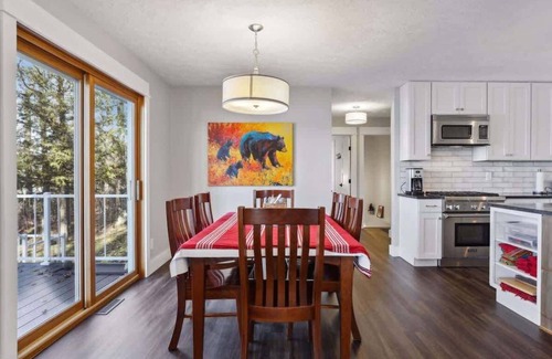 Hayward House | Gratitude Up North On Round Lake