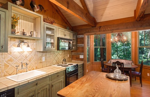 Canton Cabin | Graves Cabin Luxury Cabin Near Waynesville & Asheville Please Read Description!