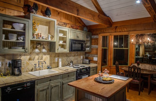 Canton Cabin | Graves Cabin Luxury Cabin Near Waynesville & Asheville Please Read Description!