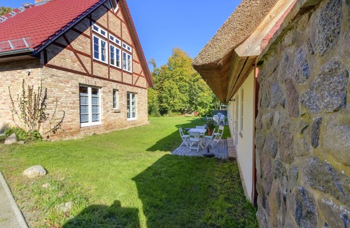 Lassan Apartment | Gray Kate-large apartment for up to 7 people; sep. SZ, kitchen, garden - cottage at the swan pond