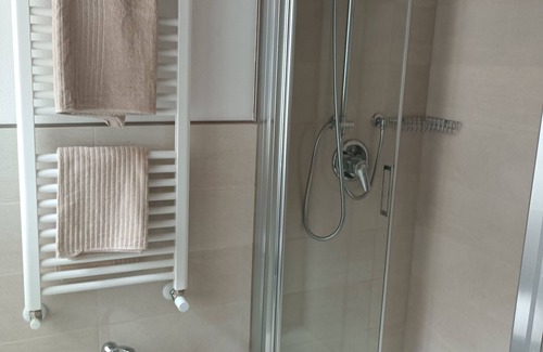 San Michele Apartment | Grazioso Appartamento Casa Rosa Amelia .con Grande Parcheggio Libero a 20 m