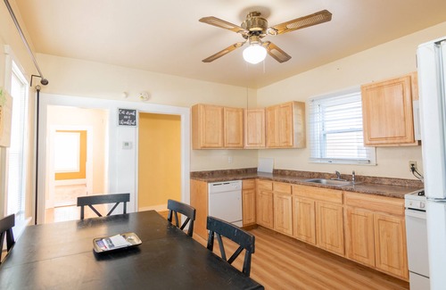 Brockton House | Great 3 bdrms, three quen beds, full kitchen, 4 cars indoor prkg & klss entry