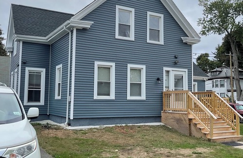 Brockton House | Great 3 bdrms, three quen beds, full kitchen, 4 cars indoor prkg & klss entry