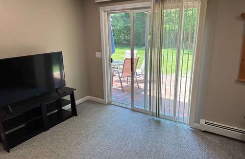 West Kingston House | Great 5 bedroom 3 bath home next to URI, Narragansett and Newport, sleeps 1-10