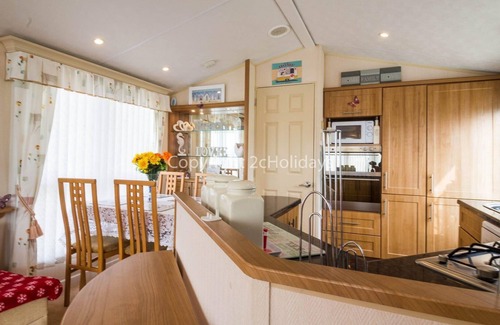 Hunstanton House | Great 6 berth caravan for hire at Manor Park in Hunstanton Norfolk ref 23014W