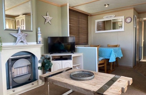 Hunstanton House | Great 6 berth caravan at a brilliant holiday park, Manor Park ref 23038S