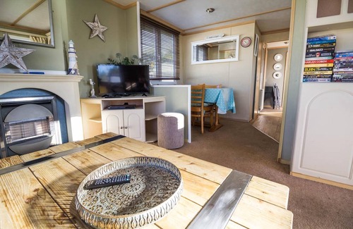 Hunstanton House | Great 6 berth caravan at a brilliant holiday park, Manor Park ref 23038S