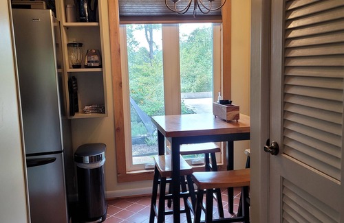 Ooltewah House | Great adult retreat for ten to spread out, 3 queen & 4 twin beds, 2.5 baths.